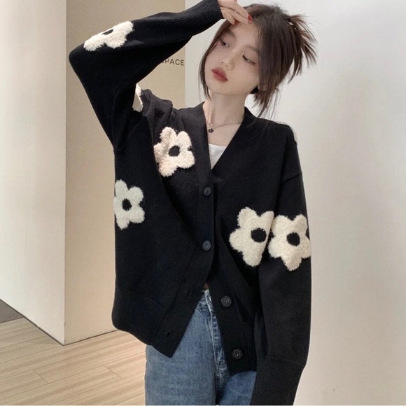 Daisy sweater cardigan flower floral black white button down v-neck knit - Picture 4 of 7